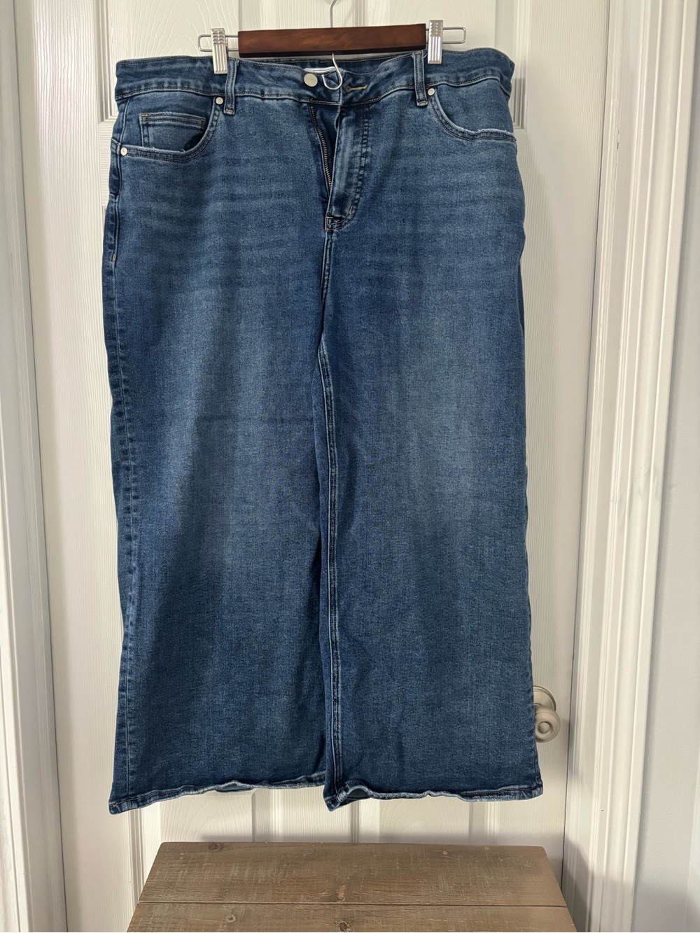 Wide-Leg Women's Jeans in Dark Blue Wash